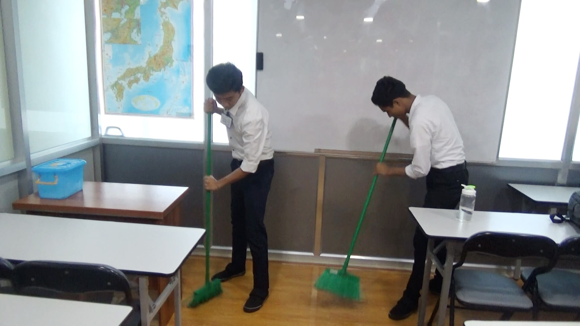 教室を掃除する技能実習生